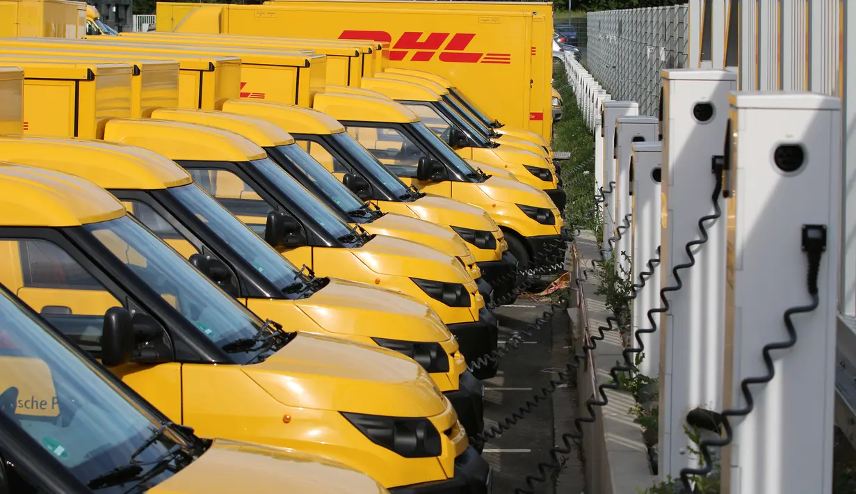Van listrik Streetscooter mengisi daya di stasiun pengisian di kantor pos Jerman, Deutsche Post di Frankfurt am Main, 21 Juli 2018. Kantor pos Jerman mengganti armada mobil untuk mengirimkan surat dan paket dengan mobil van listrik. (Yann Schreiber/AFP)