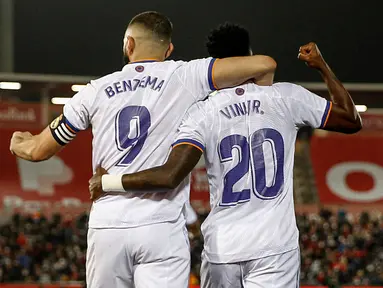 Lini depan Real Madrid antara Karim Benzema dan Vinicius Jr kian padu. Mereka berdua saling memberikan kontribusi dalam mencetak gol pertama dan kedua. (AFP/Jaime Reina)