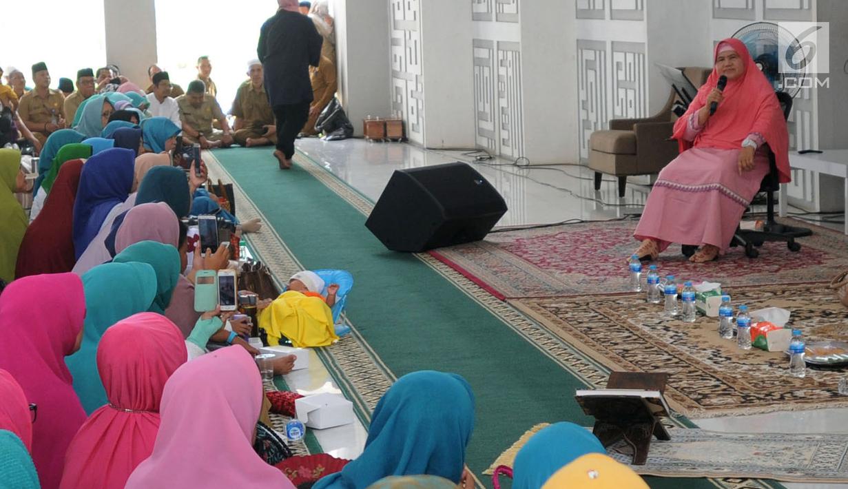 Pendakwah Mamah Dede memberi Tausyiah mengenai musibah di Indonesia di Masjid al i'tisom, Ciputat, Senin (15/10). Tausiah dalam rangka menjalin silaturahmi sekaligus sebagai doa bersama untuk korban gempa dan tsunami di Palu. (Merdeka.com/Arie Basuki)