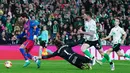 Pemain Barcelona, Ferran Torres, melewati kiper Racing Santander, Jokin Ezkieta, sebelum menjebol gawangnya pada babak 16 besar Copa del Rey di Estadio El Sardinero, Jumat (16/1/2025). (AP Photo/Miguel Oses)
