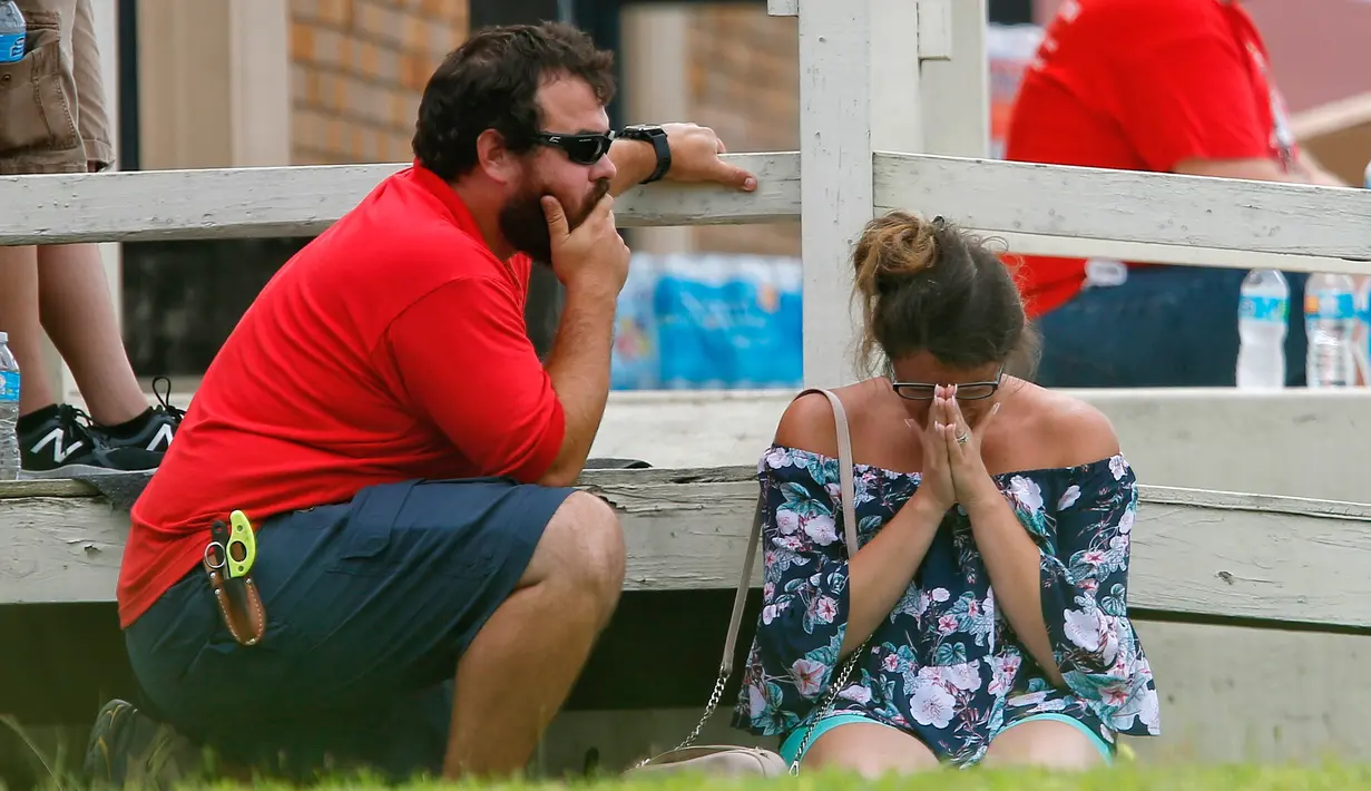 Ekspresi seorang wanita saat menanti kabar anaknya setelah penembakan di Santa Fe High School, Texas, Amerika Serikat, Jumat (18/5). Polisi mengungkapkan, material peledak ditemukan di Santa Fe High School. (Michael Ciaglo/Houston Chronicle via AP)