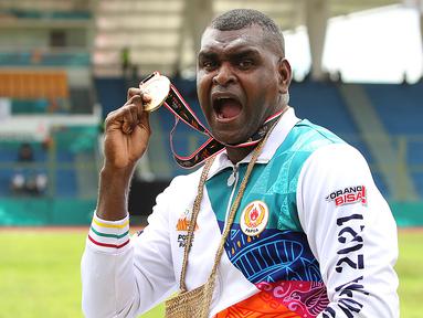 Tuan rumah Papua akhirnya mampu meraih medali emas di cabang atletik PON XX Papua melalui Arnoldus Gawai Kaize pada nomor lempar cakram putra di GOR Mimika Sport Complex, Rabu (13/10/2021). Ia berhasil menyisihkan lawan-lawanya dengan lemparan 49,78 meter. (PB PON XX Papua/Ady Sesotya)