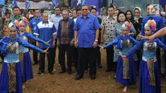 Ketua Umum Partai Demokrat Susilo Bambang Yudhoyono (SBY) menghadiri pengobatan massal di Ciampea, Bogor, Jawa Barat, Senin (26/3). SBY didampingi Ani Yudhoyono dan Ketua Fraksi Demokrat DPR RI Edhie Baskoro Yudhoyono atau Ibas. (Merdeka.com/Arie Basuki)