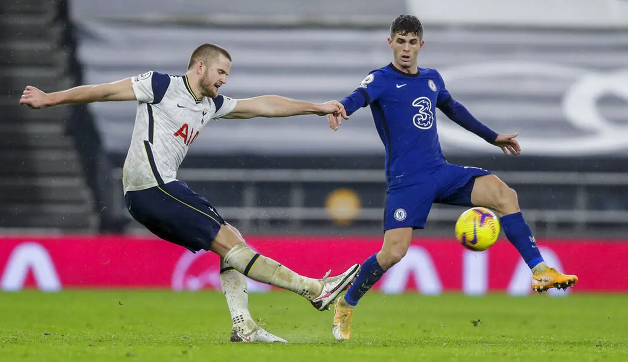 Pemain Chelsea Christian Pulisic (kanan) dan pemain Tottenham Hotspur Eric Dier memperebutkan bola pada pertandingan Liga Inggris di Stadion Tottenham Hotspur, London, Inggris, Kamis (4/2/2021). Chelsea menang 1-0. (Kirsty Wigglesworth/Pool via AP )