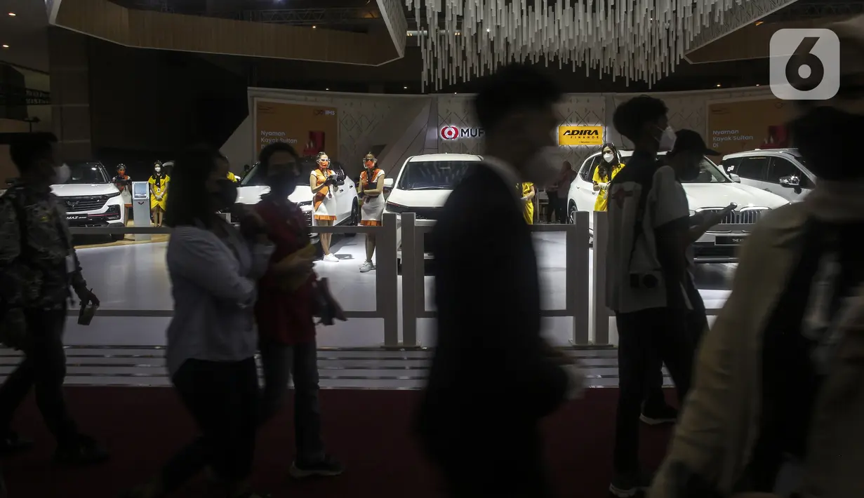 Sejumlah sales promotion girl (SPG) berdiri dekat deretan mobil saat pameran otomotif Indonesia International Motor Show (IIMS) Hybrid 2022 di JIEXPO, Kemayoran Jakarta Pusat, Kamis (31/3/2022). Pameran yang resmi dibuka hari ini digelar selama dua pekan ke depan. (Liputan6.com/Johan Tallo)