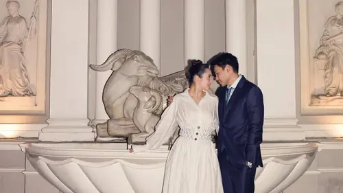 Chelsea Islan tampil dress putih saat foto anniversary. [@chelseaislan]