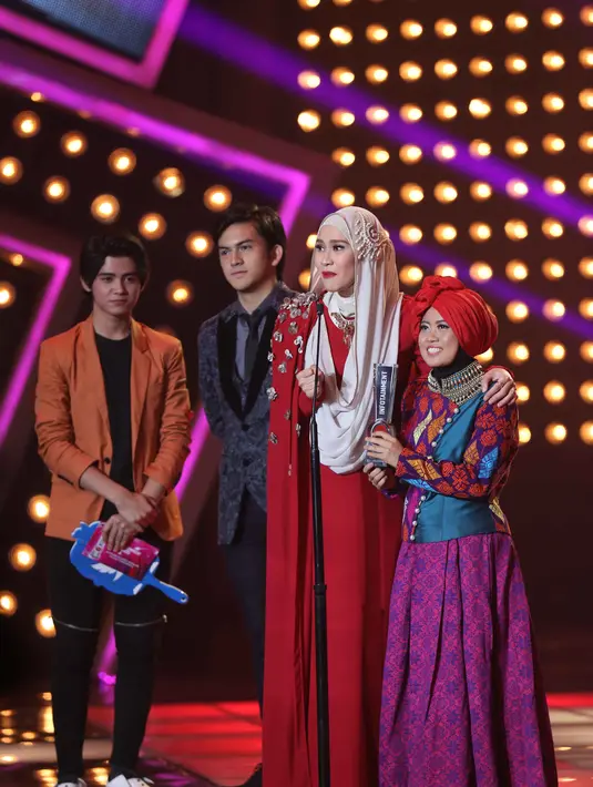 "Di kepala aku Bella yang menang. Ini jadi semangat buat yang baru berjilbab. Aku takut terganggu hatinya. Makanya ini adalah bonus, insha Allah tidak mengubah sifat aku," ujar ibu dua anak ini. (Nurwahyunan/Bintang.com)