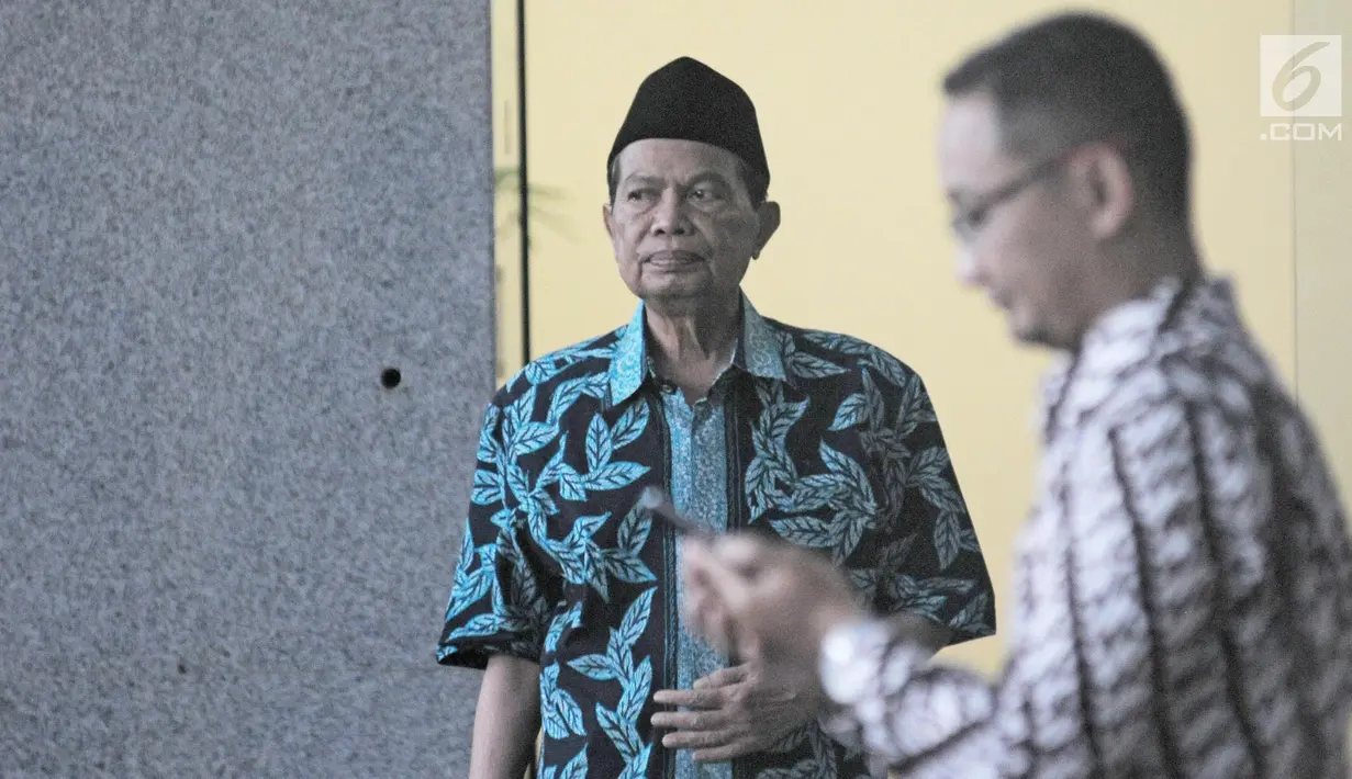 Ekspresi tersangka Wali Kota Mojokerto Masud Yunus usai menjalani pemeriksaan di Gedung KPK, Jakarta, Rabu (7/2). Meski sudah berstatus tersangka, Masud hingga kini belum ditahan. (Liputan6.com/Herman Zakharia)