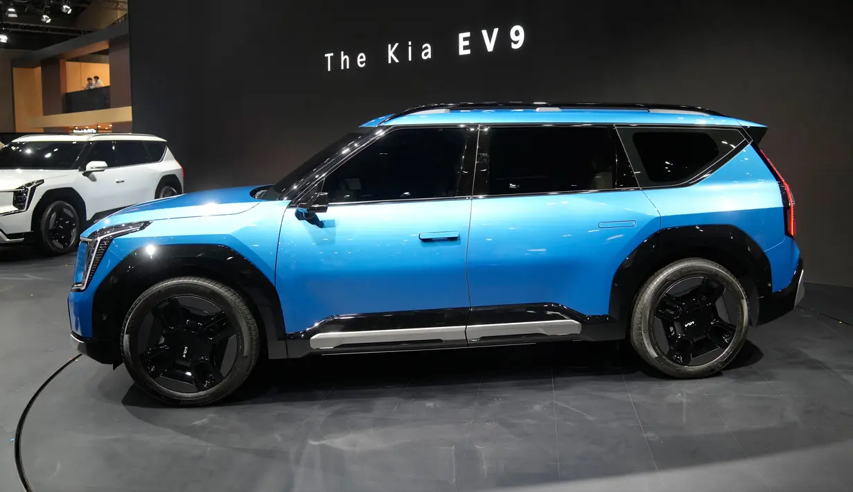 Selain itu, pameran ini juga menampilkan teknologi terbaru dalam mobil otonom, seperti sistem pengemudi otonom level 4 yang dikembangkan oleh GM Korea. Teknologi ini memungkinkan mobil untuk mengemudi sendiri di jalan tol dan jalan bebas hambatan. (AP Photo/Lee Jin-man)