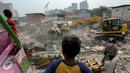 Petugas dibantu dengan alat berat merobohkan bangunan di kawasan Kebon Kosong, Jakarta, Senin (15/6/2015). Pembongkaran tersebut dilakukan untuk membenahi wilayahnya agar aktivitas pedagang kaki lima (PKL) lebih tertata. (Liputan6.com/Faizal Fanani)