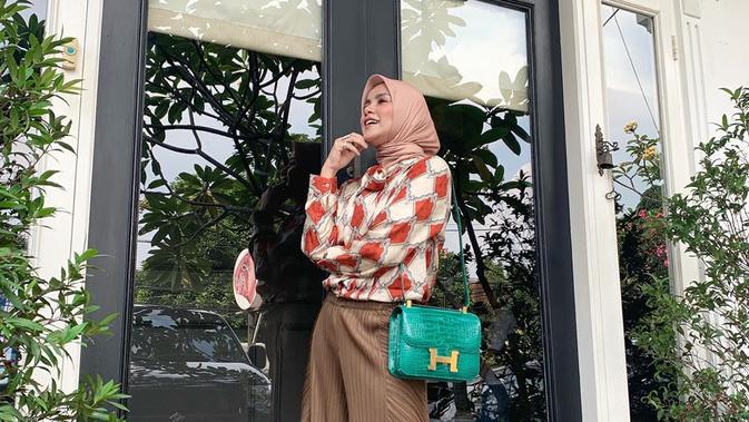 Mantap Berhijab Intip Gaya Busana Olla Ramlan yang Selalu 