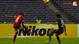 Elie Aiboy berusaha mengecoh pemain Singapura dalam Laga Piala AFF Suzuki 2012 antara Indonesia vs Singapura di Stadion Bukit Jalil, Kuala Lumpur, Malaysia, Rabu 28 November 2012. Pertandingan dimenangkan Indonesia dengan skor 1-0 untuk Timnas Indonesia.