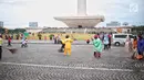 Petugas kebersihan membersihkan sisa sampah usai perayaan Tahun Baru 2019 di Monas, Jakarta, Selasa (1/1). Total sampah di DKI Jakarta saat perayaan Tahun Baru 2019 berkurang dari tahun lalu. (Liputan6.com/Faizal Fanani)