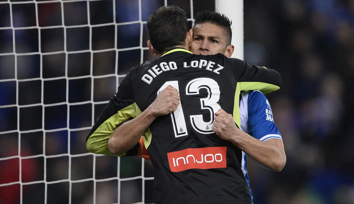Diego Lopez. Kiper Spanyol berusia 40 tahun yang kini menjalani musim ke-5 bersama Espanyol ini mampu mengagalkan satu eksekusi penalti Cristiano Ronaldo. Itu terjadi saat Espanyol jumpa Real Madrid di ajang Copa del Rey musim 2017/2018. (AFP/Josep Lago)