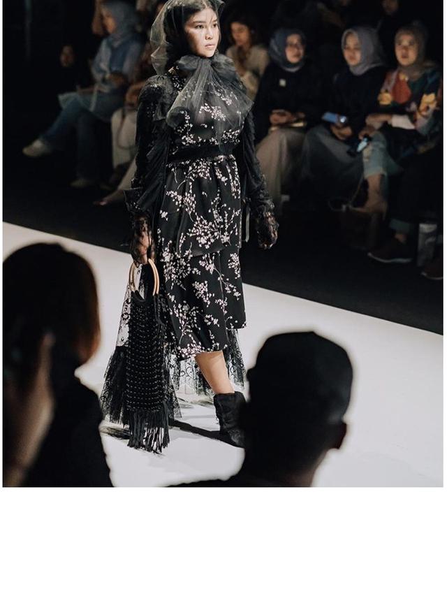 Tampil Beda, Ini 6 Pesona Rosa Meldianti dalam Jakarta Fashion Week 2019