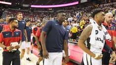 Pemain New Orleans Pelicans meninggalkan lapangan setelah gempa bumi berkekuatan magnitudo 7,1 mengguncang Thomas & Mack Center selama pertandingan melawan New York Knicks pada NBA Summer League 2019 di Las Vegas, Nevada (5/7/2019). (AFP Photo/Ethan Miller)