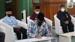 Co Founders the Rabbaanians Izzah, Dani Prayoga menandatangani kerjasama antara Yayasan Pesantren Islam (YPI) Al Azhar bersama the Rabbaanians di Masjid Agung Al Azhar, Jakarta, Minggu (17/4/2022). Kerjasama ini dalam rangka memajukan perekonomian umat sesuai syariat. (Liputan6.com/Fery Pradolo)