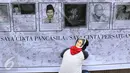 Warga membubuhkan tanda tangan pada spanduk bergambar tokoh nasional di area car free day, Jakarta, Minggu (14/5). Kegiatan tersebut sebagai bentuk tanggapan terhadap kondisi nasional terkait isu perpecahan dan perbedaaan. (Liputan6.com/Immanuel Antonius)