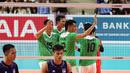 Selebrasi para pemain tim bola voli putra Indonesia setelah mencetak angka pada laga ketiga Grup A SEA Games 2023 di Olympic Complex Indoor Main Hall, Phnom Penh, Kamboja, Sabtu (6/5/2023). Tim bola voli Putra Indonesia menang 3-0 (25-18, 25-21, 25-16) dan memastikan lolos ke semifinal sebagai juara Grup A. (Bola.com/Abdul Aziz)