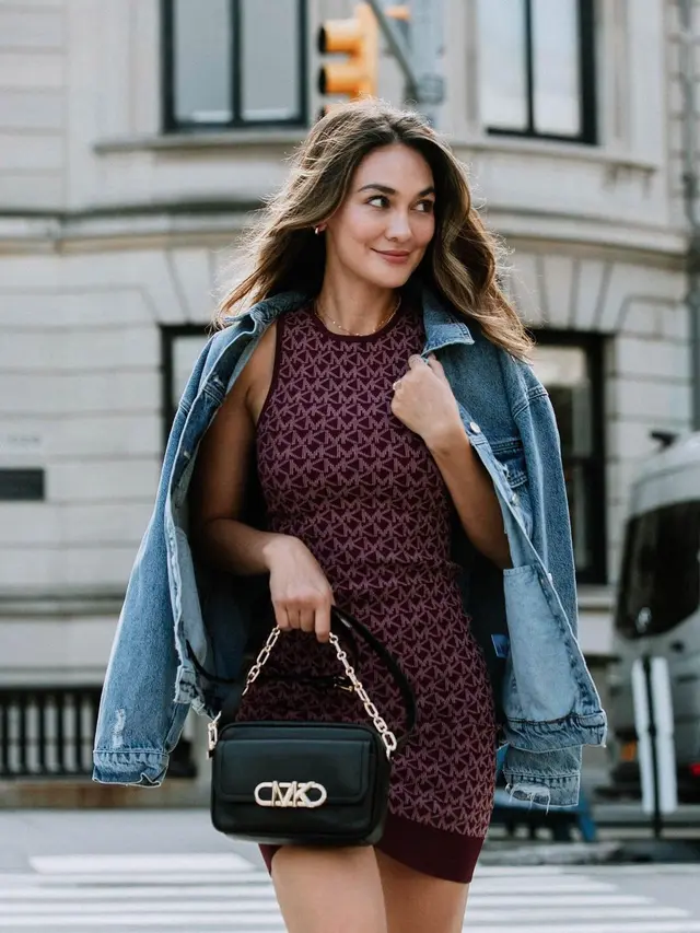 4.. Dress dengan Denim Jacket