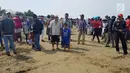 Warga berkerumun menantikan evakuasi pesawat Lion Air JT 610 di Pantai Pakis Jaya, Karawang, Jawa Barat, Senin (29/10). Pesawat Lion Air JT 610 dilaporkan hilang sekitar pukul 06.00 WIB. (Liputan6.com/Herman Zakharia)