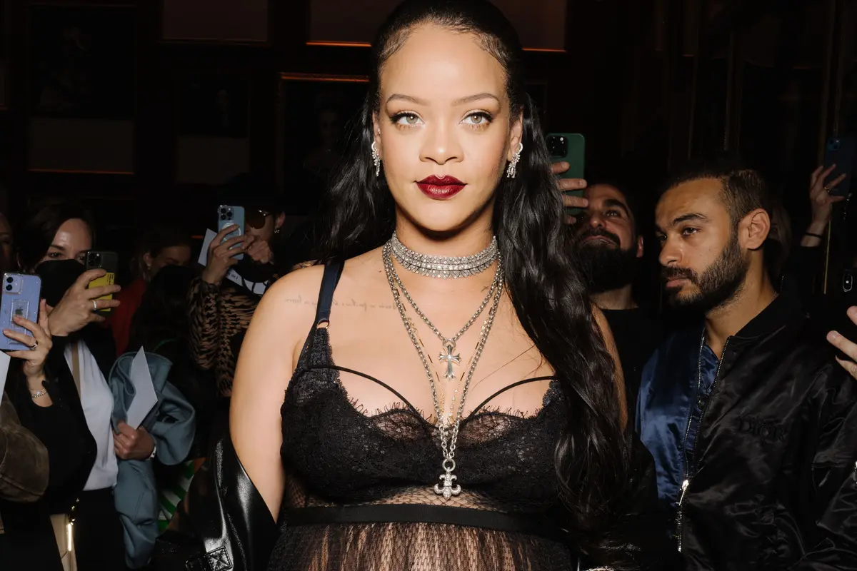 Rihanna hadiri show Dior di Paris Fashion Week