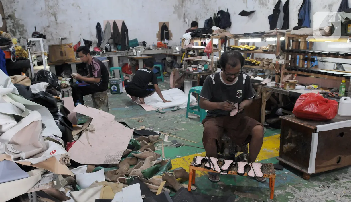 Perajin alas kaki menyelesaikan pembuatan sandal di kawasan Bojongsari, Depok, Jawa Barat, Selasa (22/2/2022). Dalam sebulan, perajin mampu menghasilkan 1.200 pasang sandal dengan harga Rp 30 ribu/pasang hingga Rp 200 ribu/pasang. (merdeka.com/Arie Basuki)