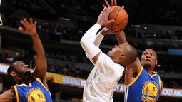 Pemain Denver Nuggets, Randy Foye #4 melakukan tembakan saat dihalau para pemain Golden State Warriors  pada lanjutan NBA 2015-2016 di Pepsi Center, Minggu, (23/11/2015) (AFP Photo/ Doug Pensinger/Getty Images/AFP)
