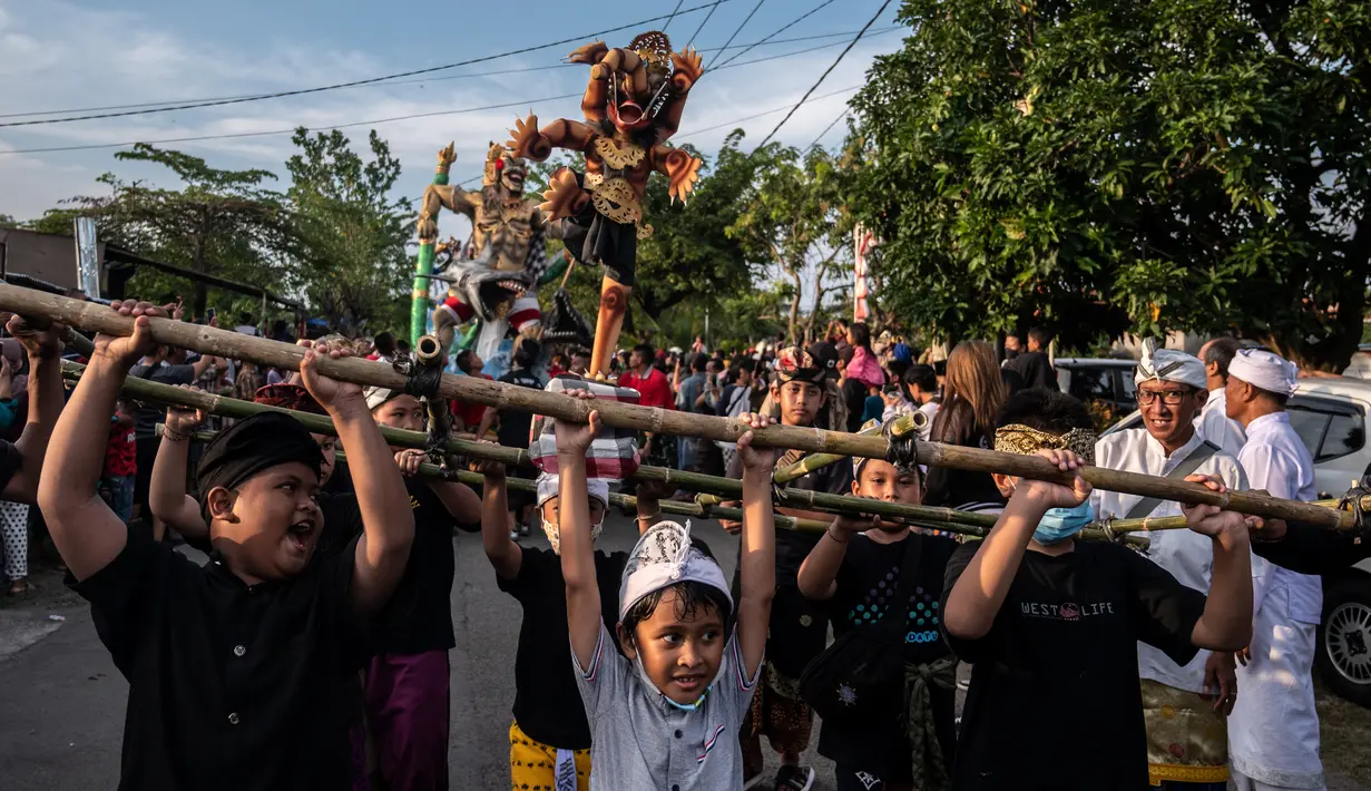 <p>Sebanyak 6 ogoh-ogoh diarak di sepanjang rute Jalan Kenjeran sebelum dibakar. (AFP/Juni Kriswanto)</p>