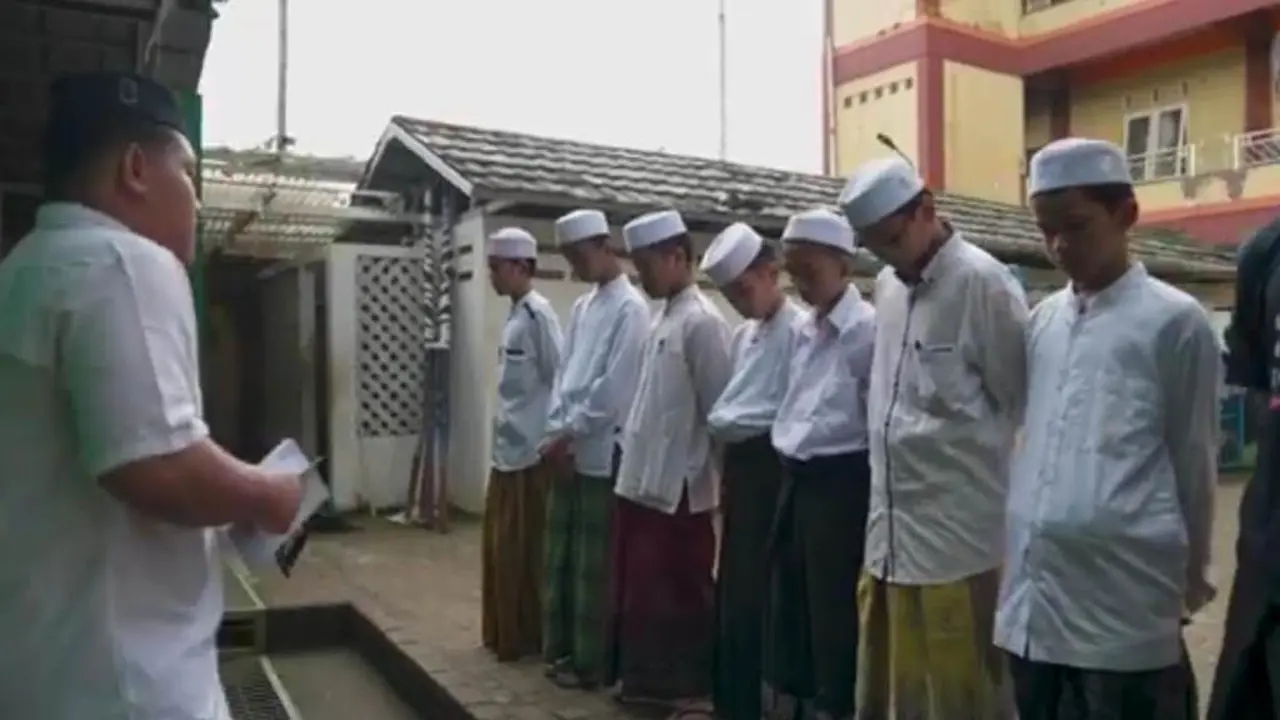 Santri dihukum lantaran ketahuan bawa ponsel. (Foto: Istimewa)