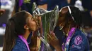 Pemain Lyon berpose dengan trofi juara usai mengalahkan Wolfsburg pada final Liga Champions Wanita di Stadion Anoeta, San Sebastian, Spanyol, Minggu (30/8/2020). Lyon meraih gelar juara Liga Champions Wanita usai mengalahkan Wolfsburg 3-1. (Gabriel Buoys/Pool via AP)