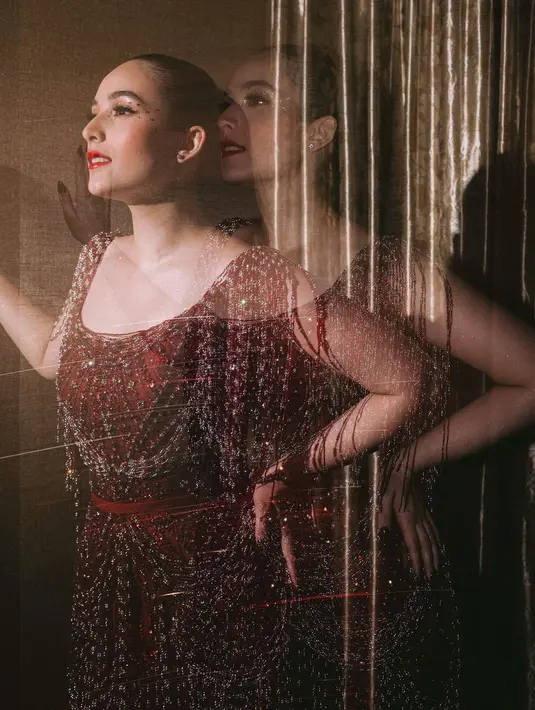 Tiga kata dari Hian Tjen yang menggambarkan tampilannya “beauty, romance, dan fun”. [@hiantjen]