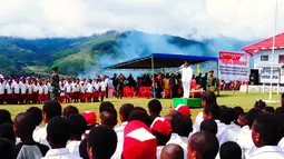 Suasana upacara pengibaran bendera di Kantor Pemerintah Kabupaten Jayawijaya, Provinsi Papua, Kamis (17/8). Upacara yang diikuti petugas pukesmas beserta jajarannya itu memperingati HUT ke-72 Republik Indonesia. (Foto: Fitri Haryanti Harsono)