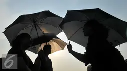 Anggota Jaringan Solidaritas Korban untuk Keadilan melakukan aksi Kamisan yang ke 442 di depan Istana Merdeka, Jakarta, Kamis (12/5). Mereka menuntut penyelesaian tragedi 1998 dan Kasus Trisakti. (Liputan6.com/Gempur M Surya)