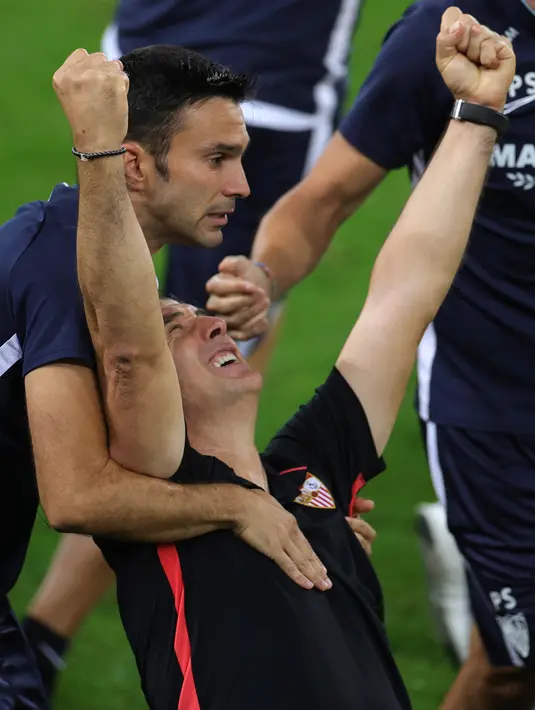 Pelatih Sevilla Julen Lopetegui berselebrasi setelah tim asuhannya mengalahkan Inter Milan di stadion RheinEnergie, Cologne, Jumat (21/8/2020). Sevilla juara Piala Europa setelah menang 3-2 atas Inter Milan. (Friedemann Vogel / POOL / AFP)