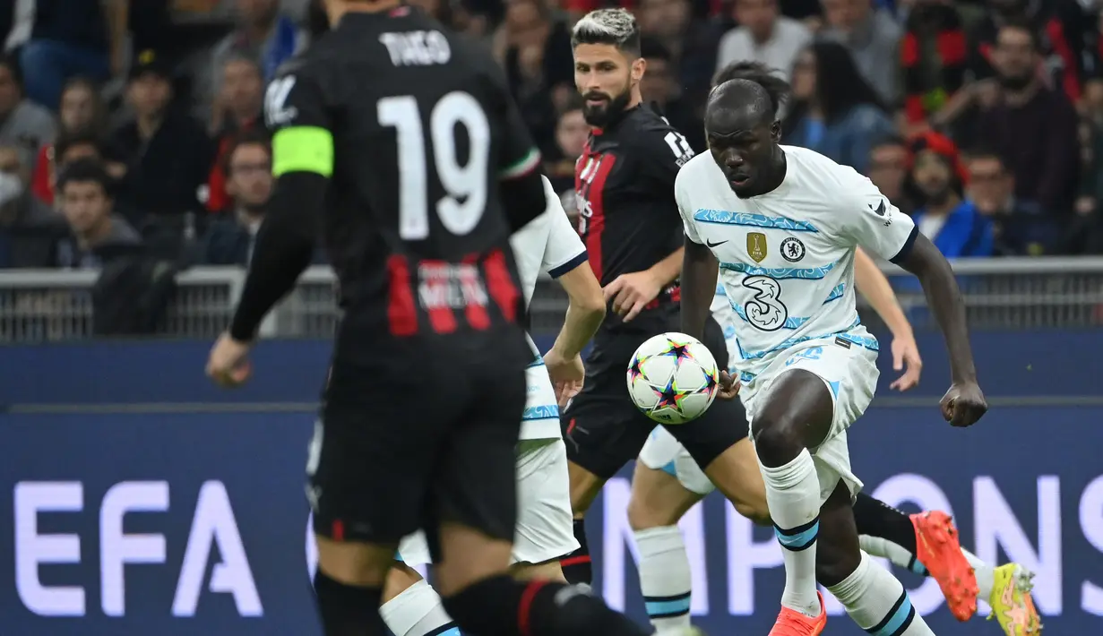 Bek Chelsea, Kalidou Koulibaly menguasai bola saat menghadapi AC Milan pada laga fase Grup E Liga Champions 2022/2023 di San Siro Stadium, Milan (11/10/2022). Didatangkan dengan harga mahal oleh Chelsea pada awal musim 2022/2023, nilai pasar Kalidou Koulibaly turun 10 juta euro dari 35 juta euro (Rp572 miliar) menjadi 25 juta euro (Rp408 miliar). (AFP/Alberto Pizzoli)