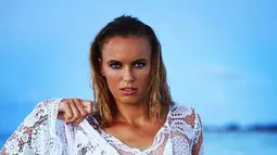 Caroline Wozniacki berpose dengan lingerie putih saat berada di pantai. Pada saat ini Caroline Wozniacki menduduki peringkat pertama dunia di WTA Tour. (Instagram/@carowozniacki)