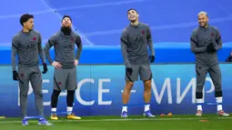 Pemain Paris Saint-Germain Lionel Messi (kedua kiri) dan Neymar (kanan) saat sesi latihan bersama rekan satu timnya di Stadion Bernabeu, Madrid, Spanyol, 8 Maret 2022. Paris Saint-Germain akan menghadapi Real Madrid pada pertandingan sepak bola Liga Champions. (AP Photo/Manu Fernandez)