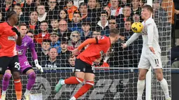 Pemain Manchester United, Rasmus Hojlund, mencetak goll ke gawang Luton Town dalam duel pekan ke-25 Premier League di Kenilworth Road, Minggu (18/2/2024). Rasmus Hojlund tampil memukau dengan memborong dua gol. (AFP/Glyn Kirk)