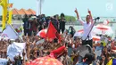 Capres 01 Joko Widodo mengacungkan jari saat kampanye terbuka di Kabupaten Cirebon, Jumat (5/4). Jokowi mengajak masyarakat Cirebon, untuk datang ke TPS dan meminta masyarakat untuk mencoblos surat suara yang fotonya memakai baju putih. (Liputan6 com/Angga Yuniar)