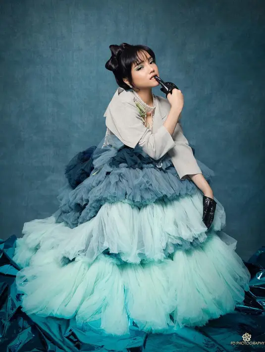 Yang cukup menarik, Fuji masih terus mempertahankan gaya feminin melalui rok tutu bertumpuk nuansa biru.  [Credit: IG/@fdphotography90].