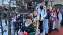 Melalui akun Instagram, Ussy juga membagikan momen bersama keluarganya saat berada di Jepang. Dalam unggahan tersebut, keluarga selebriti ini juga terlihat menikmati momen bermain salju. (Liputan6.com/IG/@ussypratama)