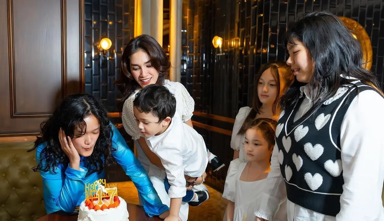 Lahir pada 10 April, Ara tampak bahagia ditemani Ussy serta kakak dan adik-adiknya. [Instagram @ussypratama]