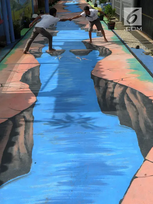Anak-anak bergaya di atas lukisan tiga dimensi atau 3D yang menghiasi aspal Jalan Husada, kecamatan Pamulang, Tangerang Selatan, Selasa (27/3). Lukisan 3D ini dibuat warga untuk mengekspresikan keindahan serta tempat berswafoto. (Merdeka.com/Arie Basuki)