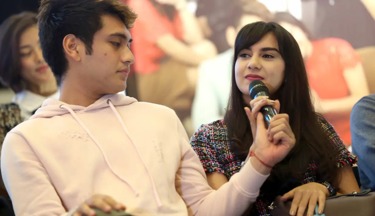 Bicara soal penampilan, Gino dan Bella memang mengutamakan hal itu mengingat profesi mereka sebagai publik figure. Saat break syuting pun keduanya masih berkutat dengan cermin untuk memperhatikan diri mereka. (Nurwahyunan/Bintang.com)