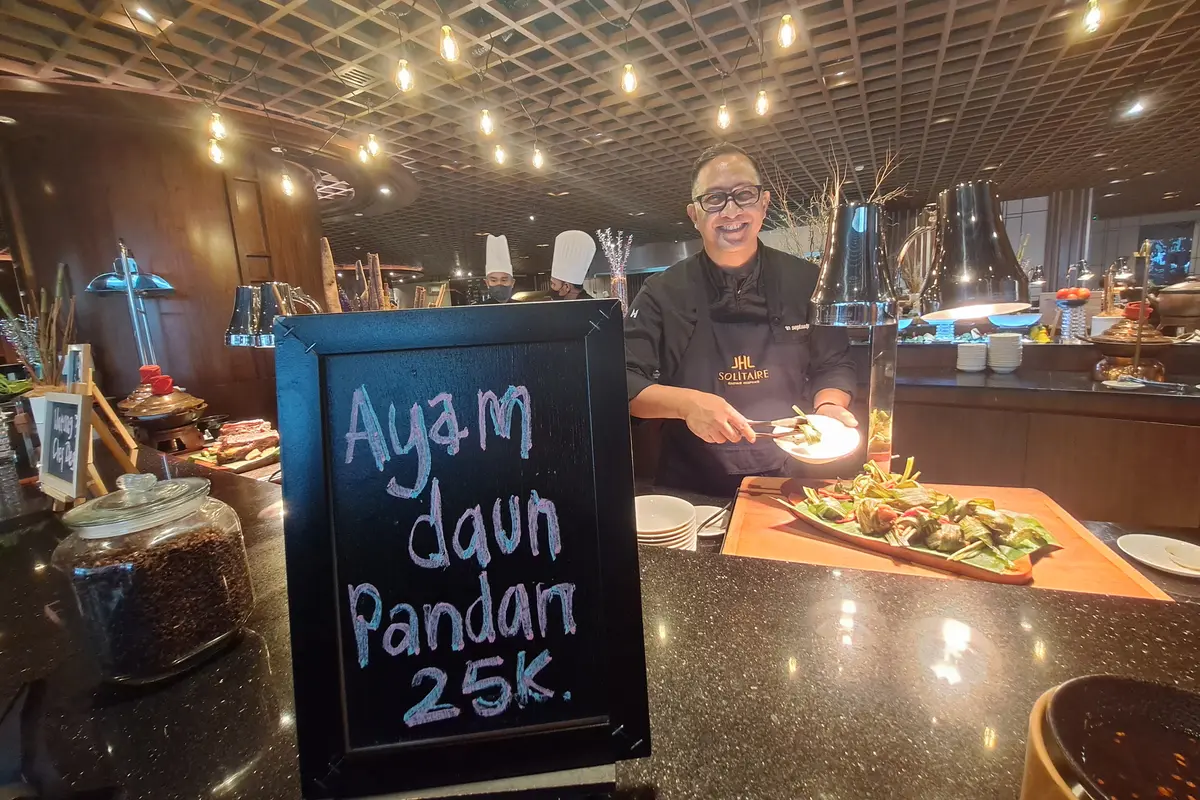 Selama Ramadhan, restoran di hotel bintang lima, JHL Solitaire Gading Serpong, Kabupaten Tangerang, Banten diubah menjadi Kampung Betawi.