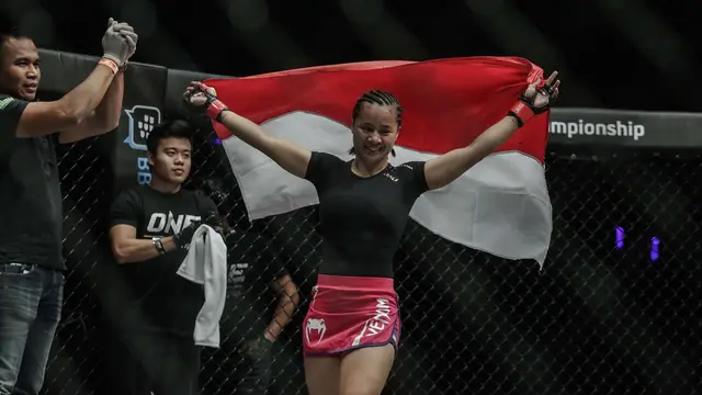 Petarung putri Indonesia Priscilla Hertati Lumban Gaol merayakan kemenangannya atas  petarung putri Malaysia  Audreylaura Boniface dalam laga One Championship di Jakarta, Sabtu (20/1). (Liputan6.com / Faizal Fanani)