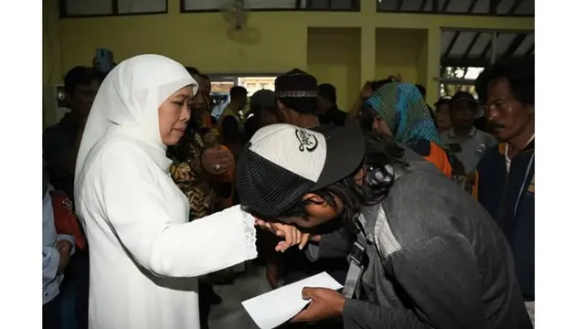 Gubernur Khofifah membagikan bingkisan dan santunan kepada para warga yang selamat akibat konflik yang terjadi di Wamena.