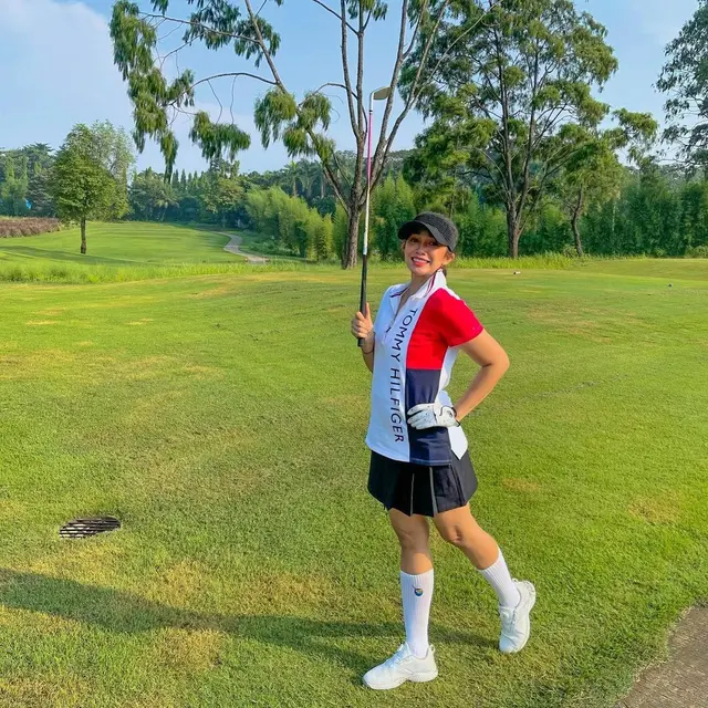 7 Potret Ussy Sulistiawaty saat Main Golf, Tampil Stylish