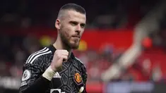 Peran seorang kiper di bawah mistar gawang tentu amat krusial bagi sebuah dan berbanding lurus dengan ketajaman soerang striker di lini depan. Sering kali ketangguhan kiper menjadi faktor penentu yang menentukan hasil sebuah laga di liga yang sangat kompetitif seperti Liga Inggris. Hingga pekan ke-33 Liga Inggris musim 2022/2023, tercatat 8 kiper jadi yang terdepan dalam urusan menghindarkan timnya dari kebobolan dengan membuat clean sheets terbanyak dalam sebuah laga. Berikut daftar 8 kiper tersebut. (AP Photo/Dave Thompson)